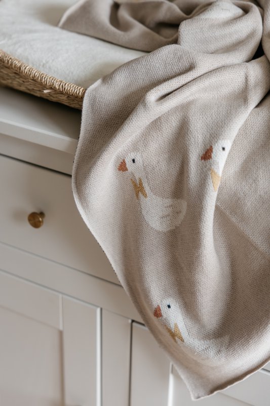 Gebreide katoenen babydeken, beige ganzen
