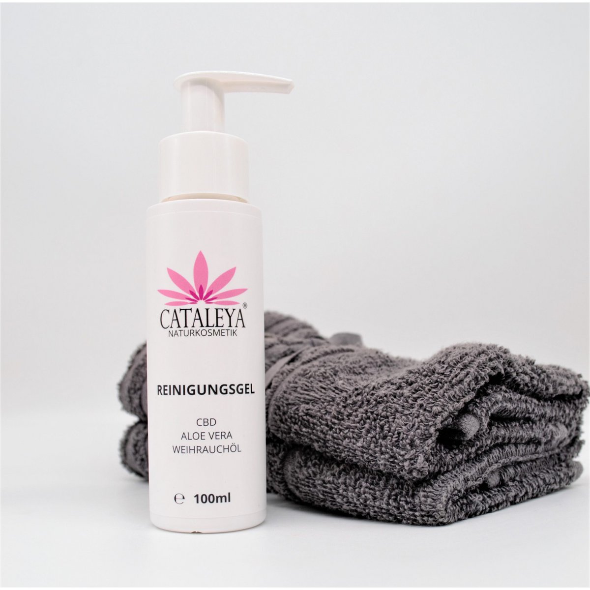 CLEANSING GEL for your skin with natural ingredients such as CBD oil, frankincense and aloe vera | Water-free, perfume-free, silicone-free, ORGANIC & VEGAN, face & body care 100ml