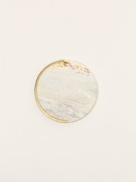 Posavasos redondo de piedra natural con medio canto en latón