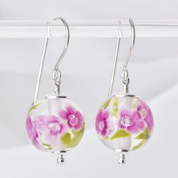 Pendientes esenciales con flores de cristal fucsia