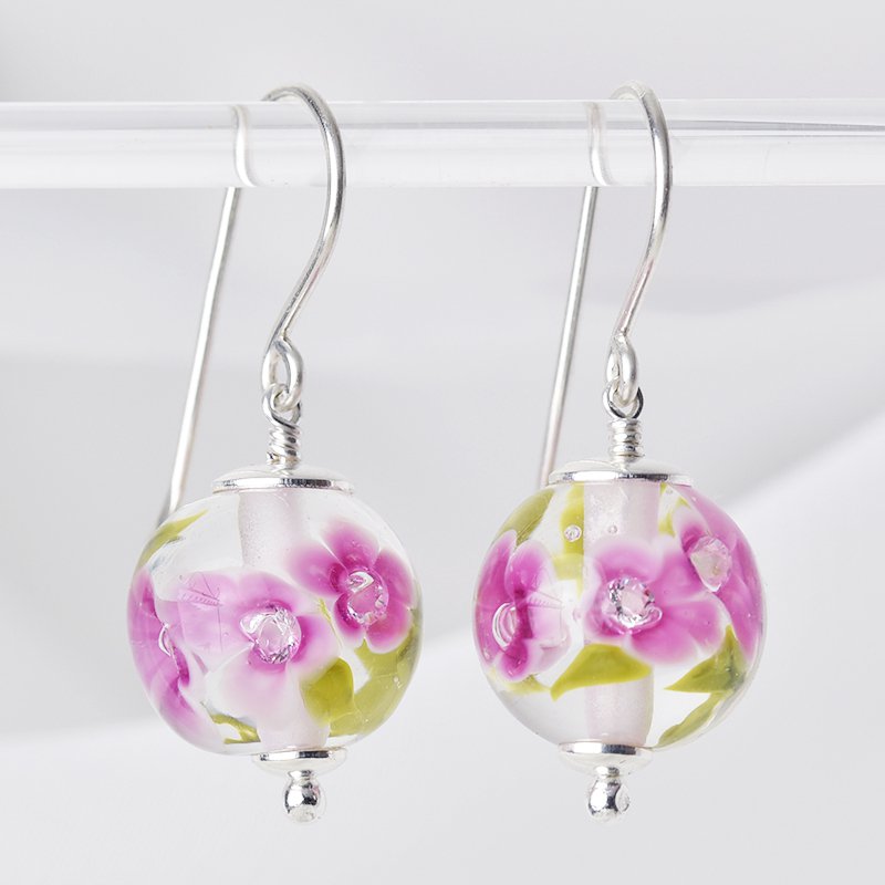 Unverzichtbare Ohrringe mit fuchsiafarbenen Glasblumen