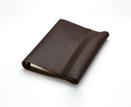 Leather organizer with elastic closure, available in various colors and sizes, suitable for notebooks.