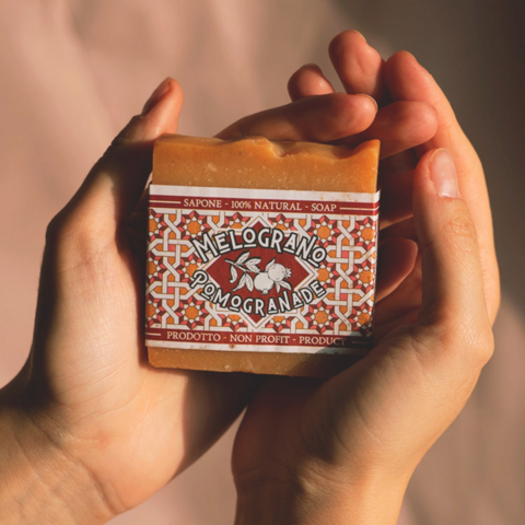 Koud verwerkte, volledig natuurlijke zeep: granaatappel, koffie-kardemom, honing-haver