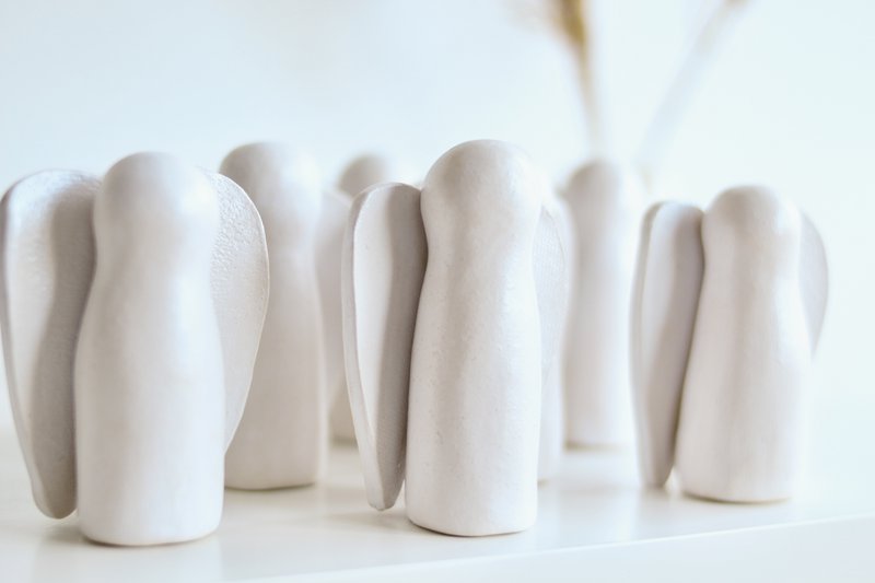 Angelo pieno di felicità realizzato in ceramica
