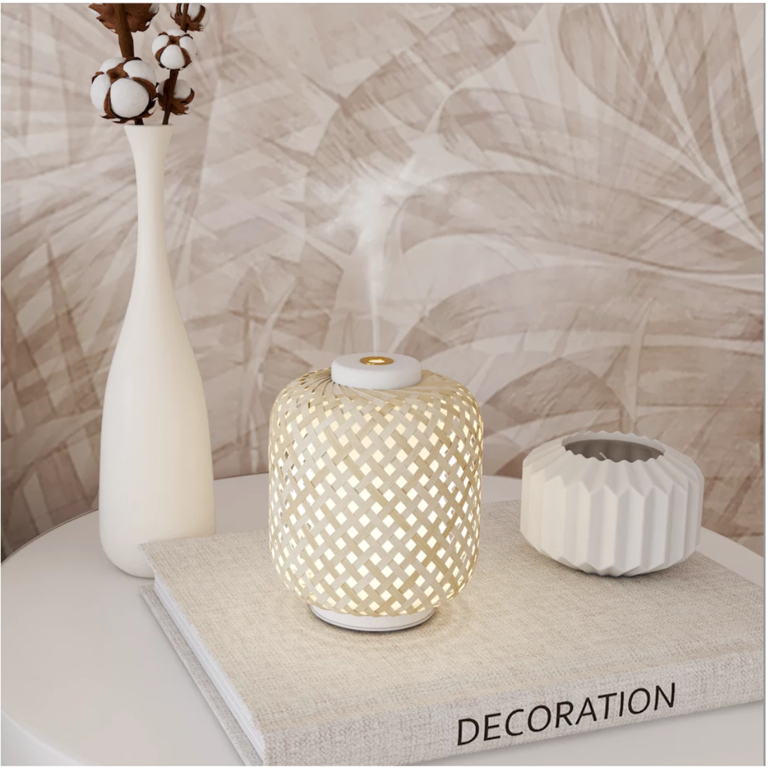 Vanelia: ultralydsdiffusor i rattan og matteret glas