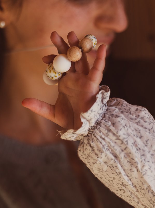 Nursing & carrying necklace | "Esme"
