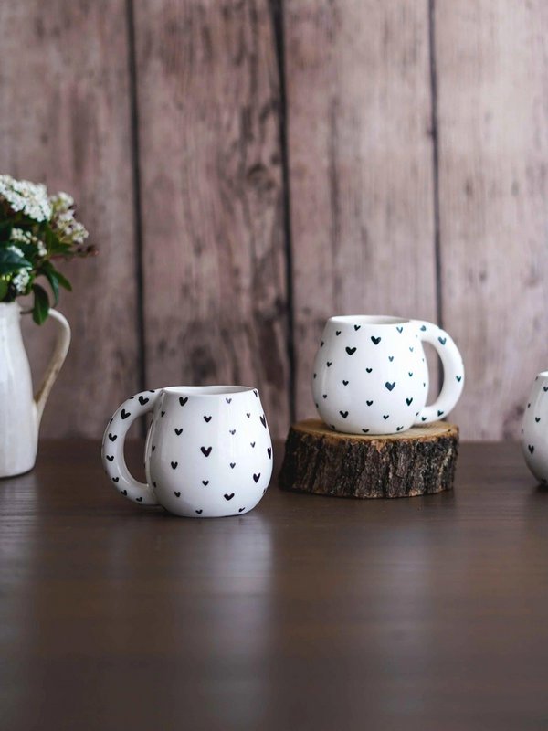 Tasse mit schwarzen Herzen – Handgefertigt in Portugal