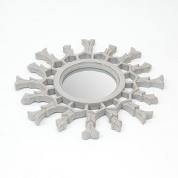 Sunburst træspejl med metallisk finish – Sculptural Wall Accent