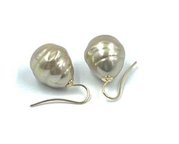 Pendientes de perlas barrocas en color oro sahara