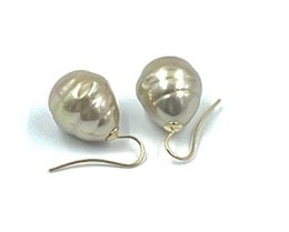 Baroque pearl earrings in the color sahara gold. Featuring large, irregularly shaped pearls with a warm, golden hue.