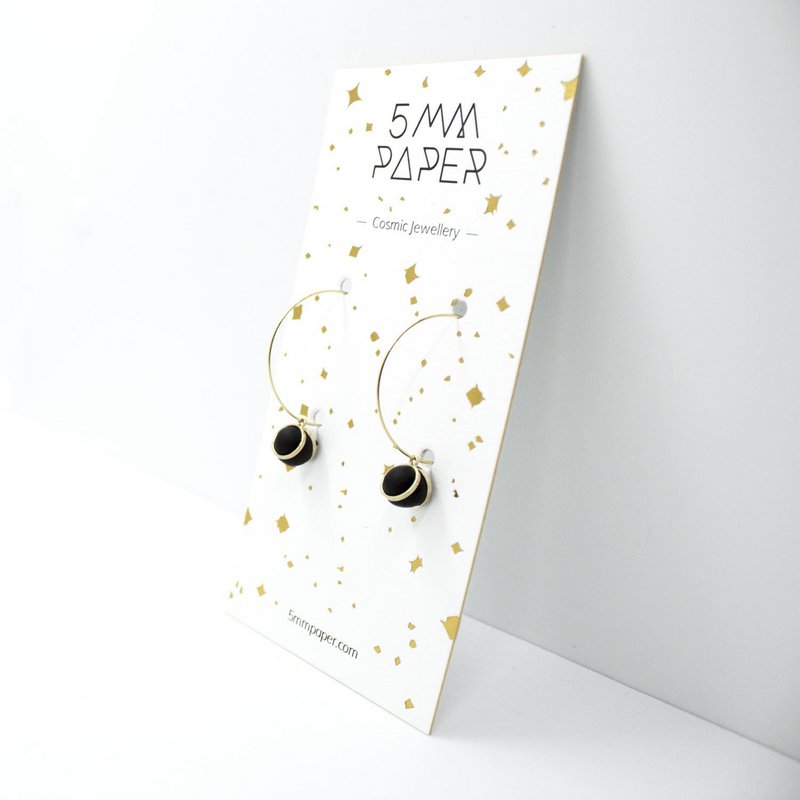 Gouden oorringen - zwarte bal charme hanger