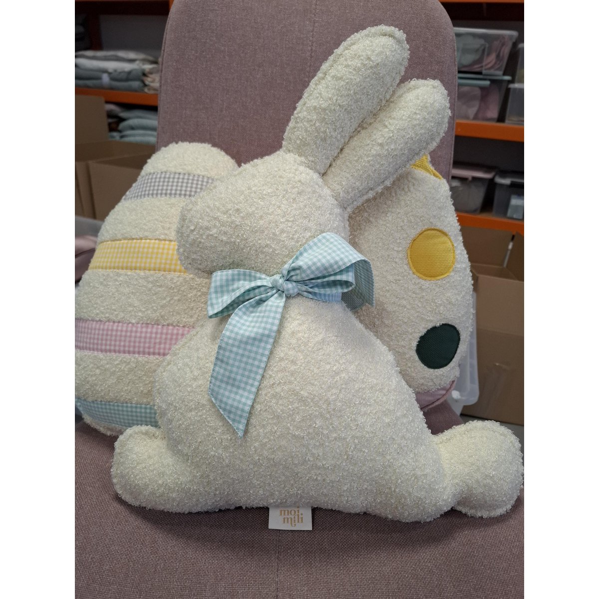 Flauschiges Bouclé-Osterhasenkissen „Mint Bow“