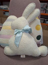 Flauschiges Bouclé-Osterhasenkissen „Mint Bow“