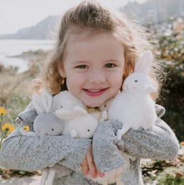 Bunnies By The Bay Roly-Poly krammelegetøj kanin hvid