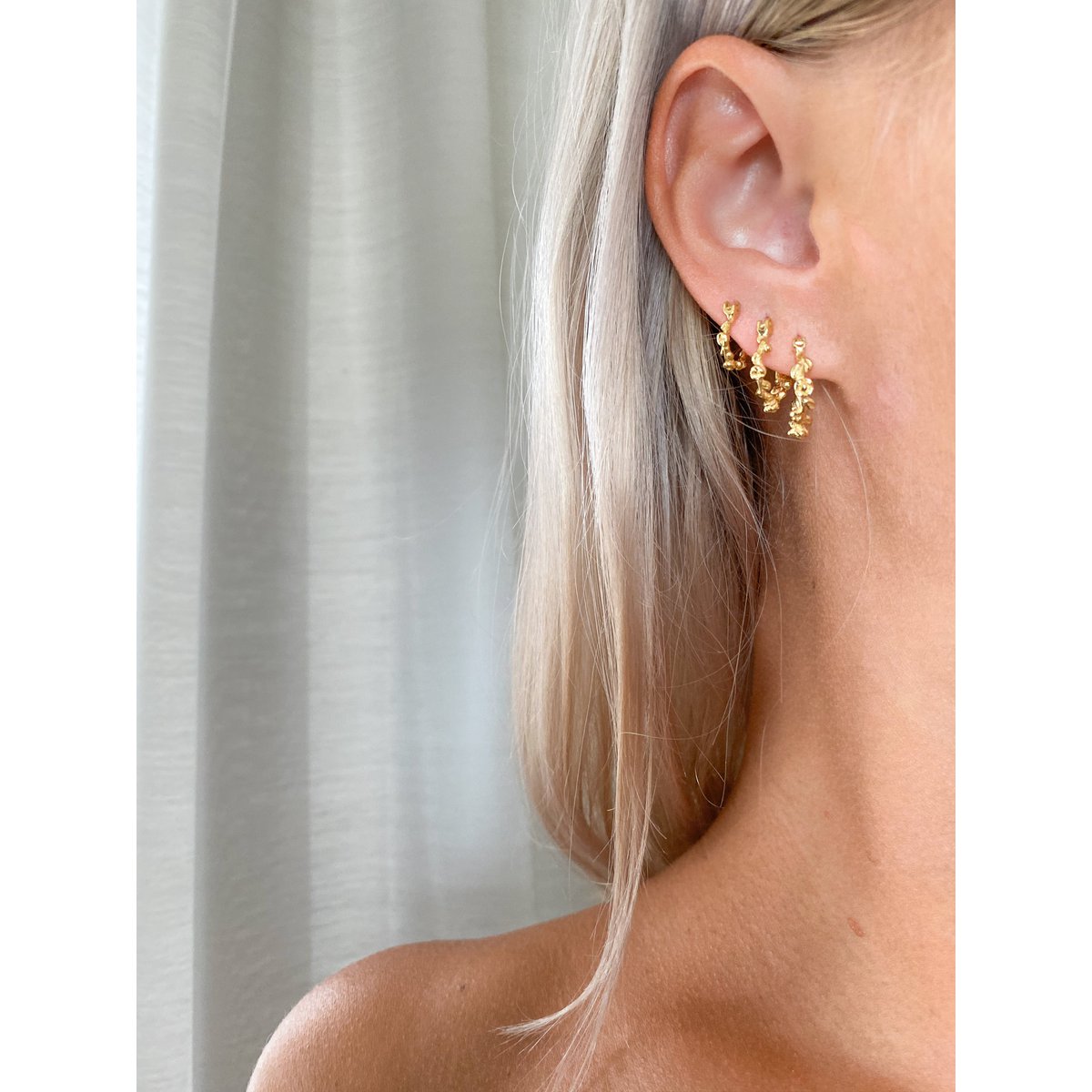 Pendiente rosey chapado en oro de 18k