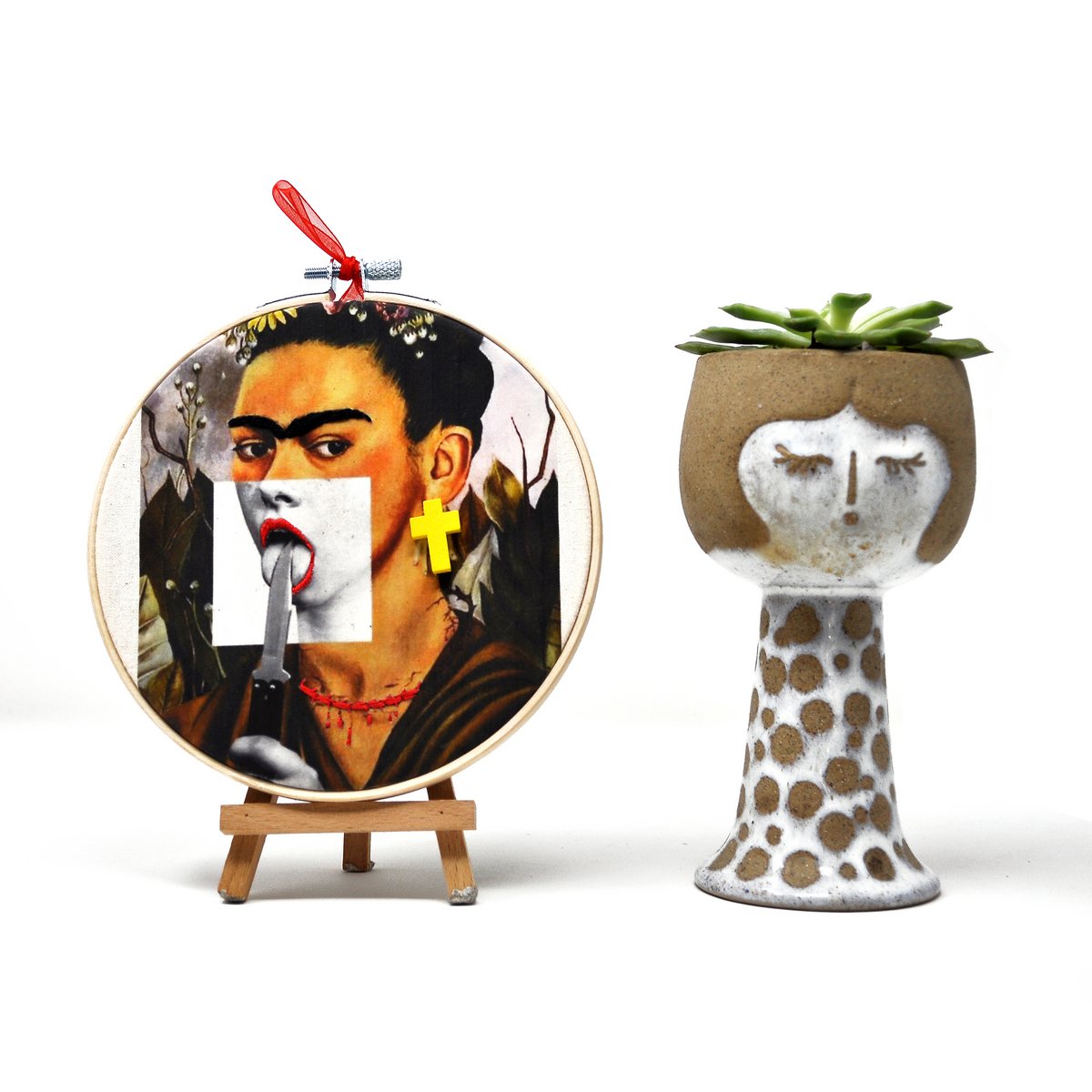 Art mural cerceau de broderie fait main - Portrait de Frida Kahlo - Décoration murale textile (10/15 cm)