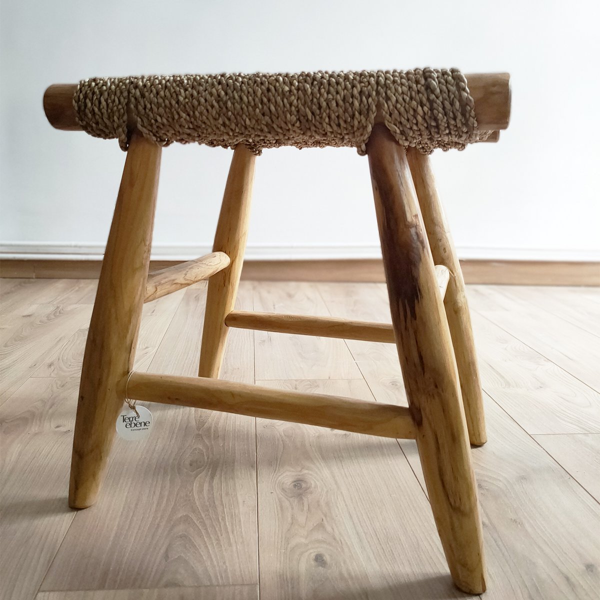 HOCKER AUS TEAKHOLZ UND BEIGEM SEIL