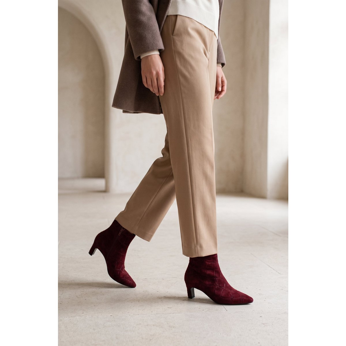 DINA BOURGUNDY CROCO SUEDE – Suède laarzen met hak in reliëf