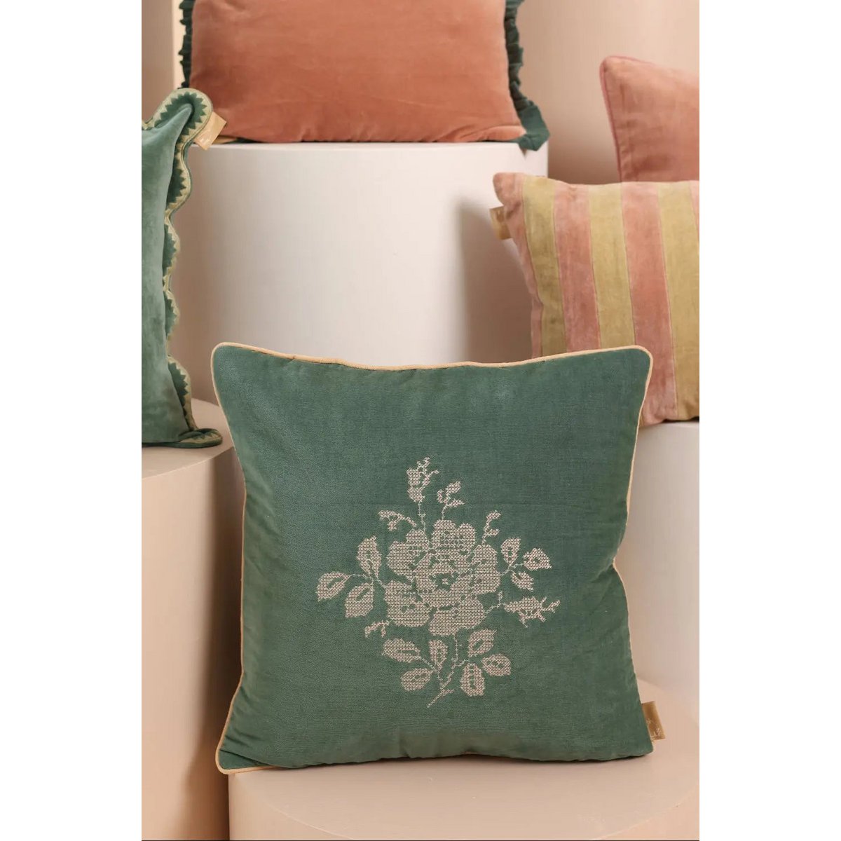 Kussenhoes | Camellia Eucalyptus kruissteekkussenhoes van Sanctuary Living