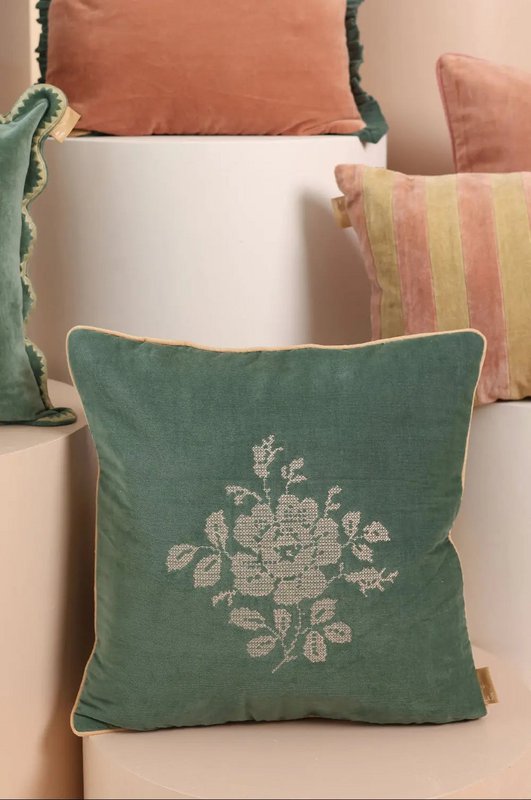 Kussenhoes | Camellia Eucalyptus kruissteekkussenhoes van Sanctuary Living
