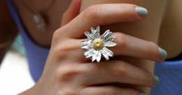 Floraler Statement-Ring: Echtes Gänseblümchen aus recyceltem Silber (umweltfreundlich)
