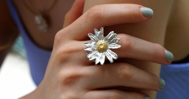 Floraler Statement-Ring: Echtes Gänseblümchen aus recyceltem Silber (umweltfreundlich)