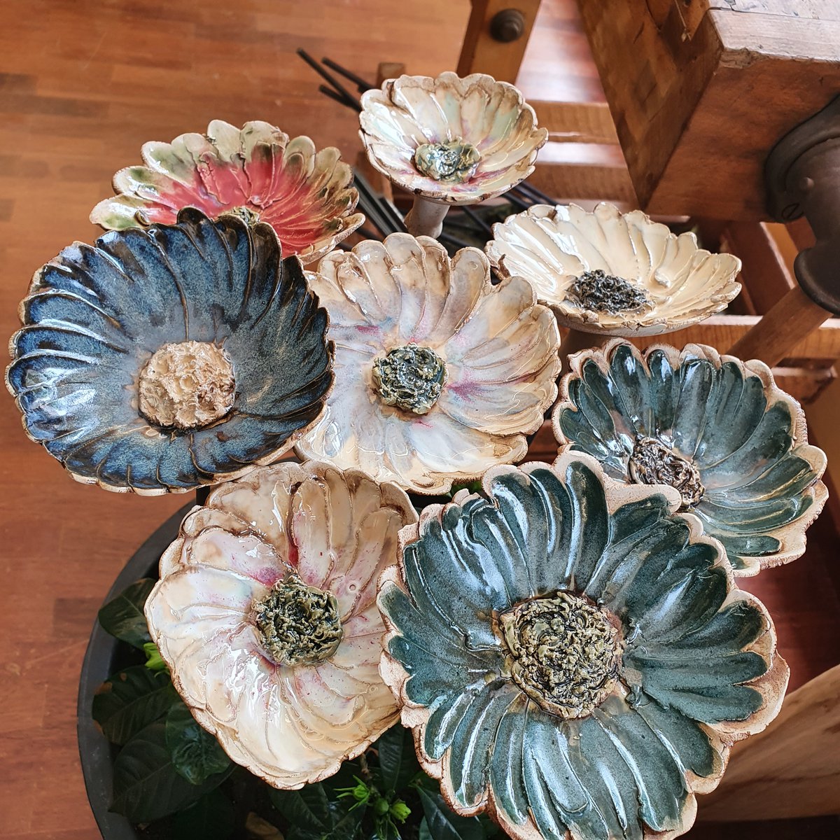 Blossom dream, D= 13 - 16 cm, blandede farver, havepæle, blomst, håndarbejde, keramik, unik, stentøj, gave, bryllup, fødselsdag