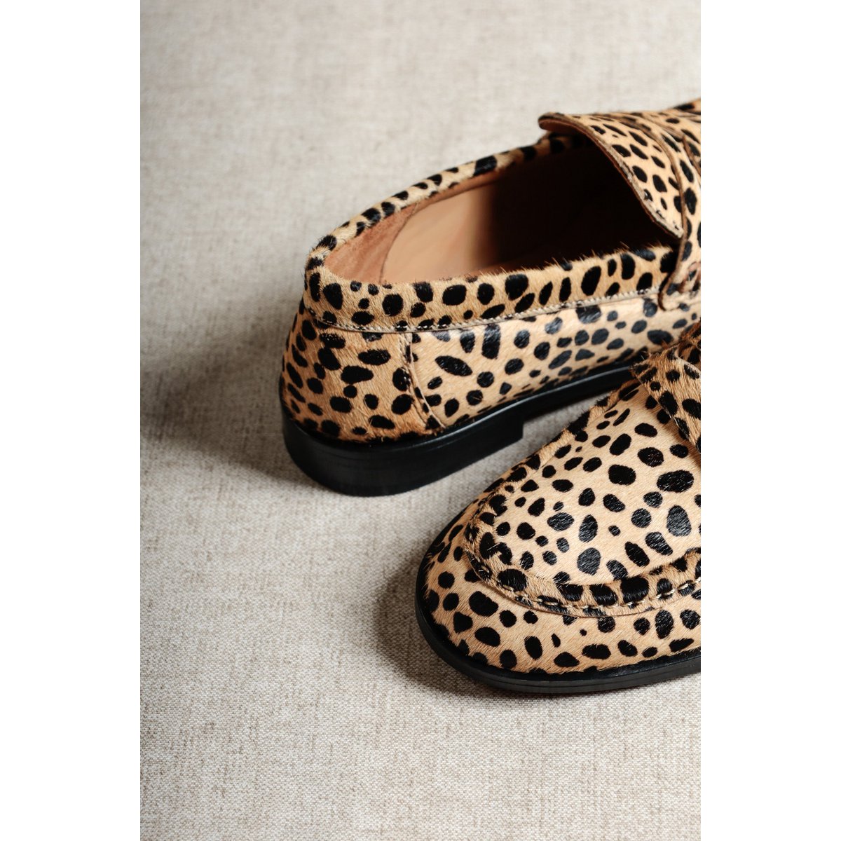 EMILIA CHEETAH – Flache Leder-Loafer mit Haaransatz