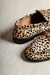 EMILIA CHEETAH – Flache Leder-Loafer mit Haaransatz