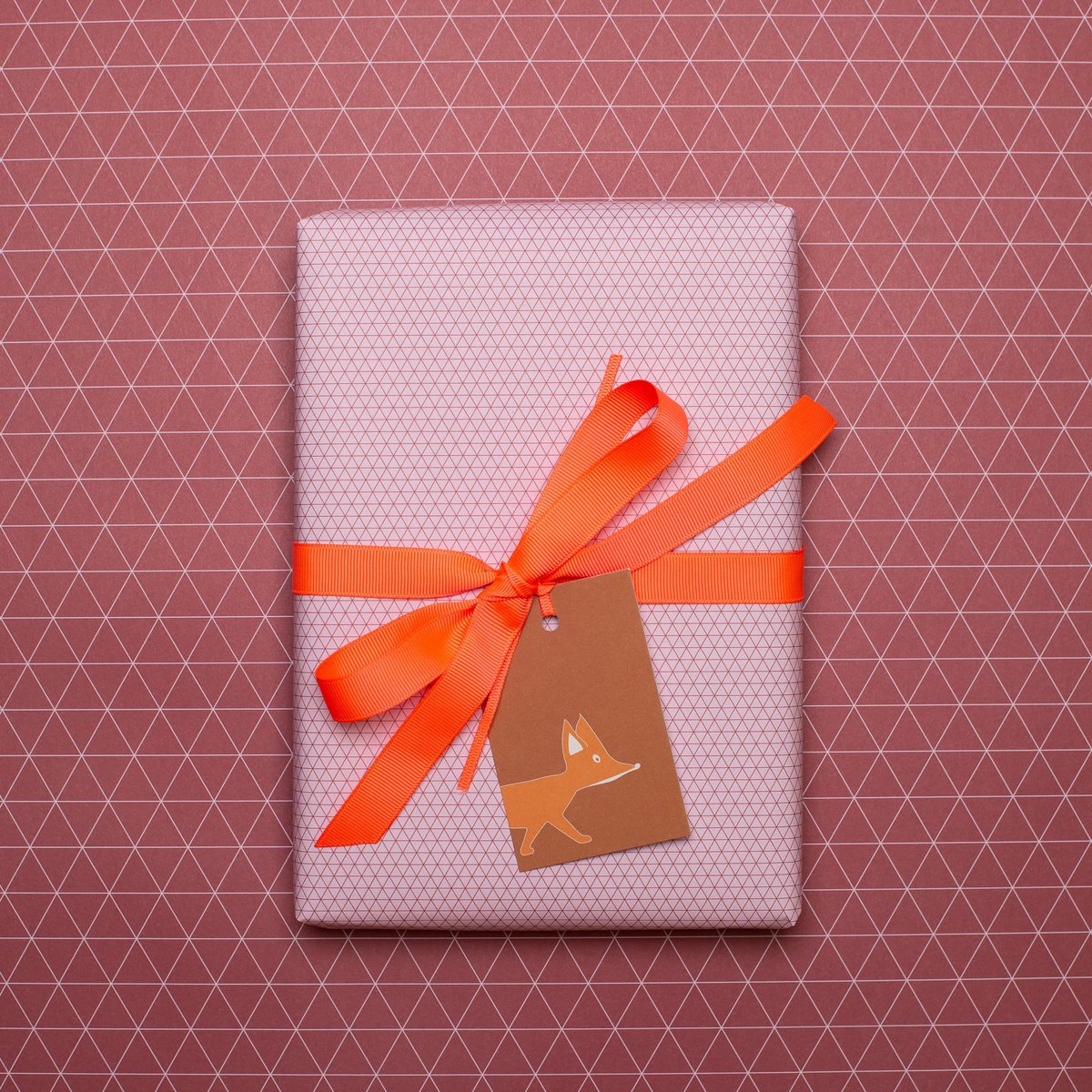Red inpakpapier Triangles - Grafisch inpakpapier roze rood, perfect voor geschenken voor Moederdag, als een verpakking voor Valentijnsdaggeschenken of neutraal inpakpapier voor vrouwen.
