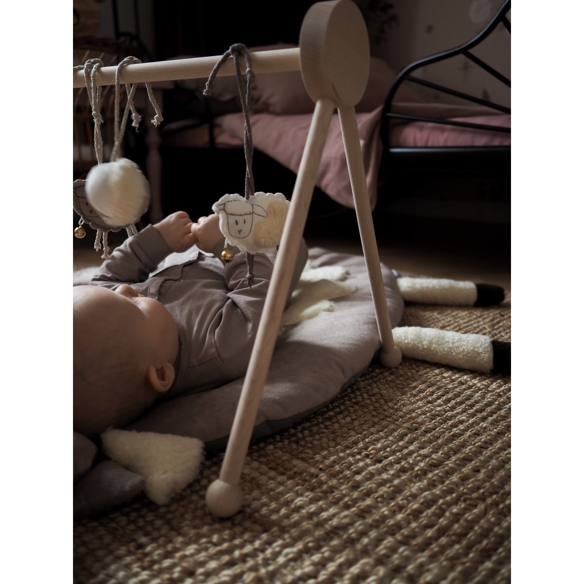 Schaap - houten educatieve babygymstandaard + interactieve mat