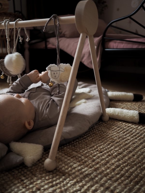 Får - pædagogisk babygym stativ i træ + interaktiv måtte