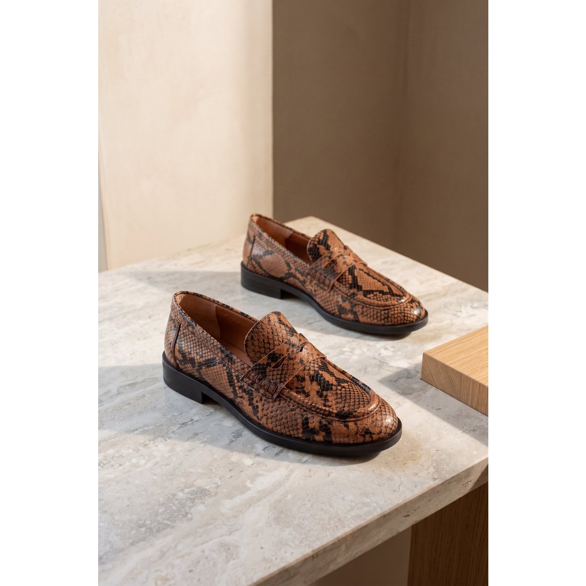 EMILIA CUOIO – Slipper aus Leder mit Schlangenprägung