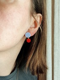 Big Dotty acrylic earrings in lilac red