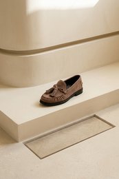 VINCI TAUPE – Mocassins en Daim à Franges et Pompons
