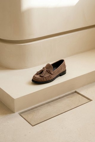 VINCI TAUPE – Wildleder-Loafer mit Fransen und Quasten