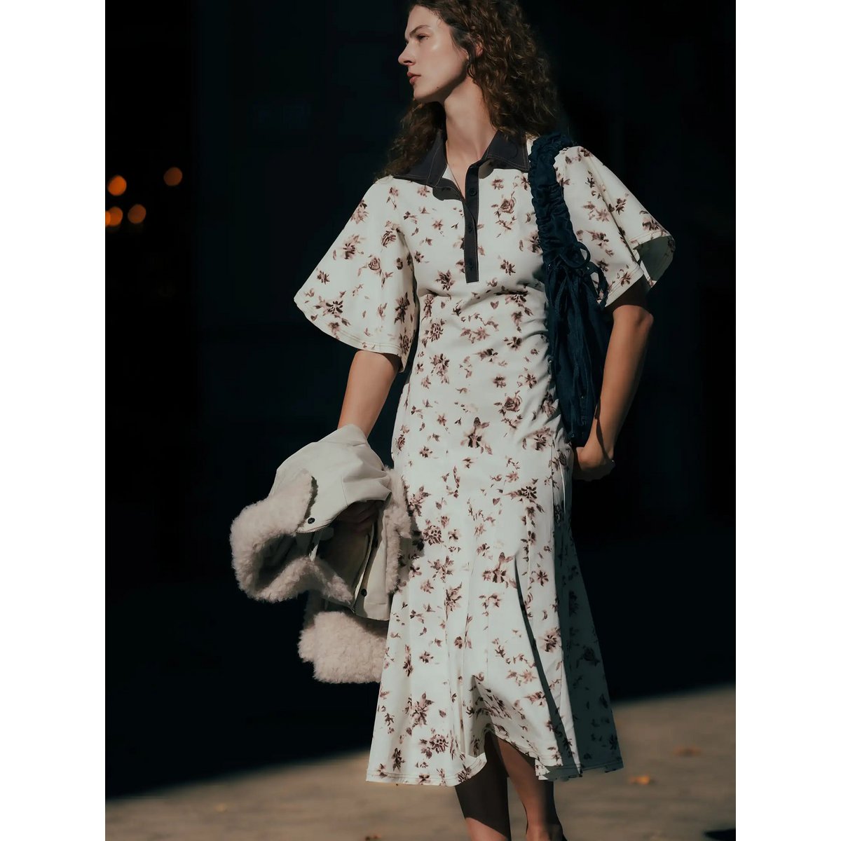 Abito longuette con stampa floreale marrone fiorisce