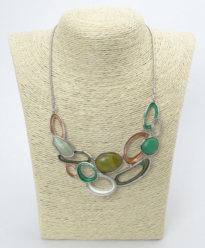 Metal design necklace with rhodium plating