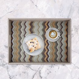 Plateau rectangulaire avec motif zigzag marron et poignées