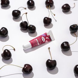 Barwiący balsam do ust o zapachu wiśni, w 100% naturalny i wegański: luzem