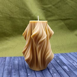 Ona-shaped beeswax and soy candle