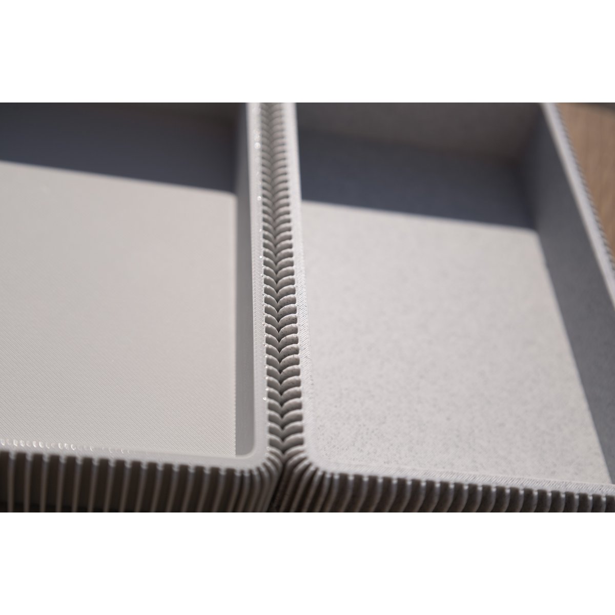 Schlanke, rechteckige Tabletts in kühlen Farbtönen – modernes geripptes Design, perfekt für den Schreibtisch, den Eingangsbereich, den Couchtisch oder die Organisation zu Hause