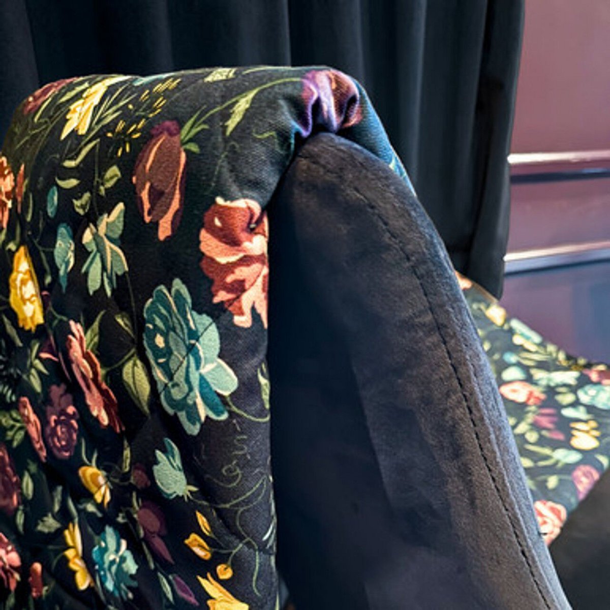 Couverture écologique pour animaux de compagnie Molly Mutt - Vendredi matin (floral romantique) | Lavable, envers en polaire, matelassé, non toxique 100 % coton, 2 tailles.
