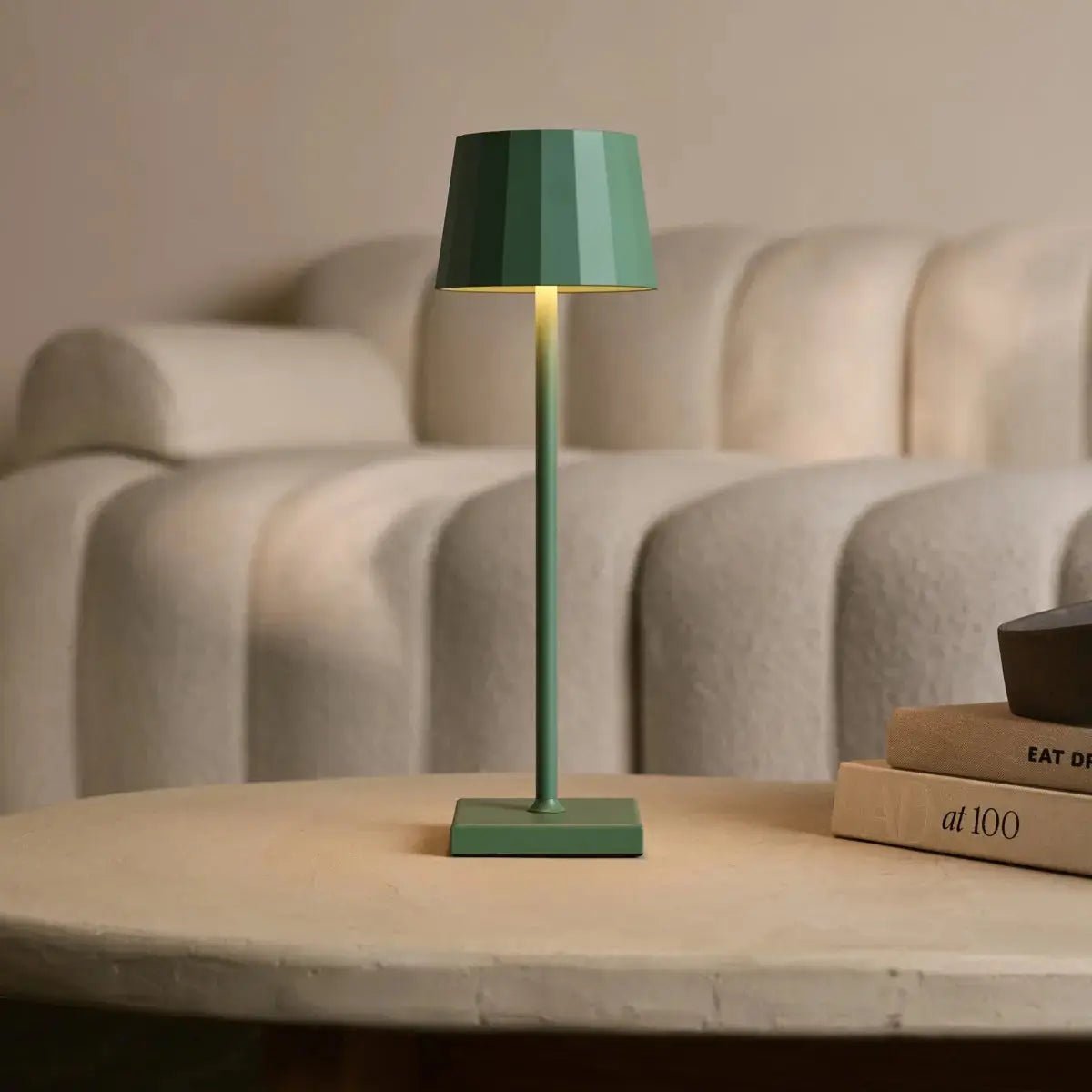 Kombi-Set Profi | 8 x Wouter Sage Green wiederaufladbare Tischlampen und Ladestation