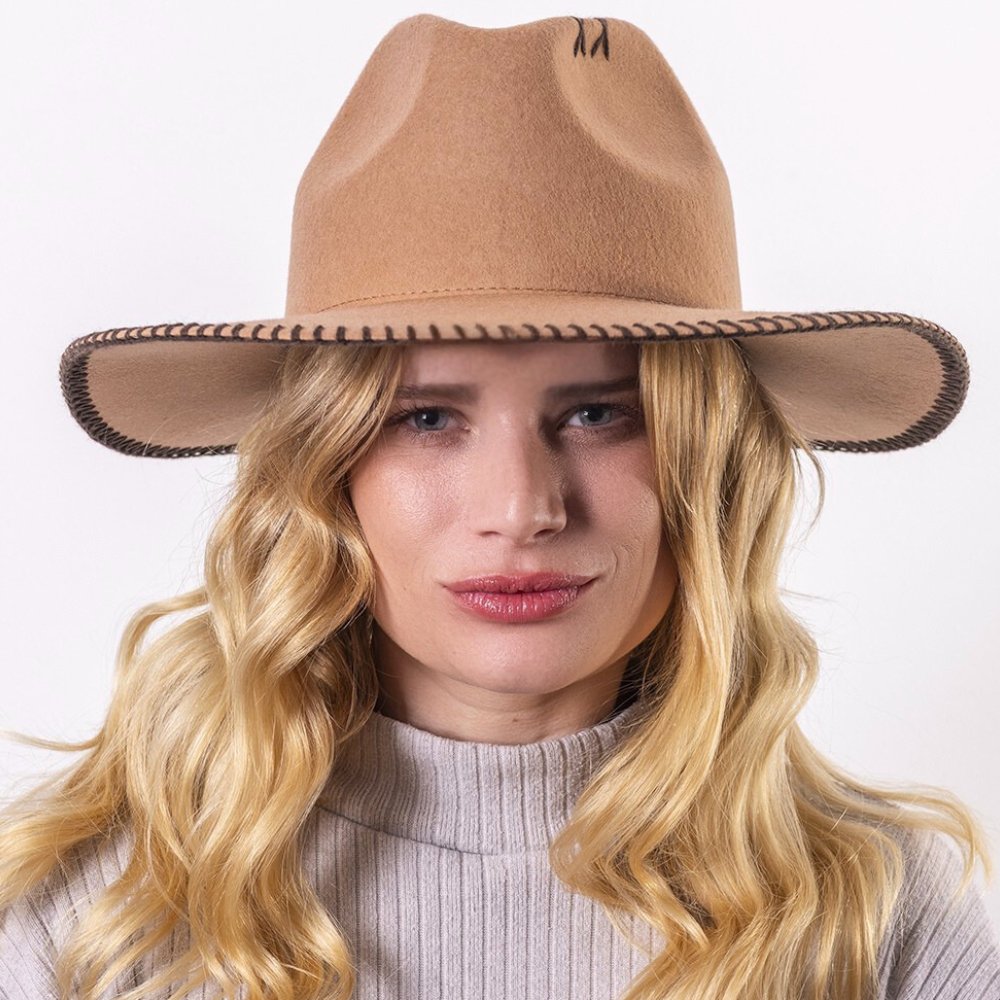 CAPPELLO IN FELTRO A TENDA LARGA - uncinetto