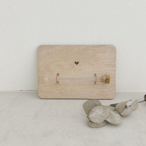 Houten bewaarbordje met glazen buisje