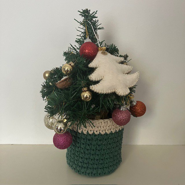 Luna-Leena Christmas tree hanger off-white & gold - wool felt - handmade in Nepal