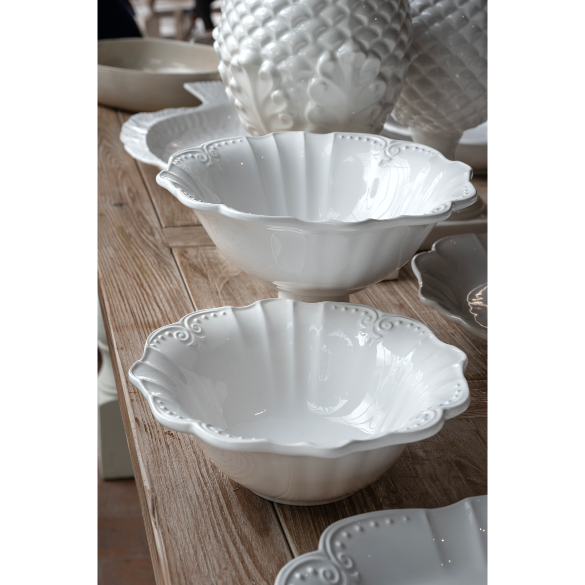 White Ceramic Cup Stand with Baroque Pattern H20x32