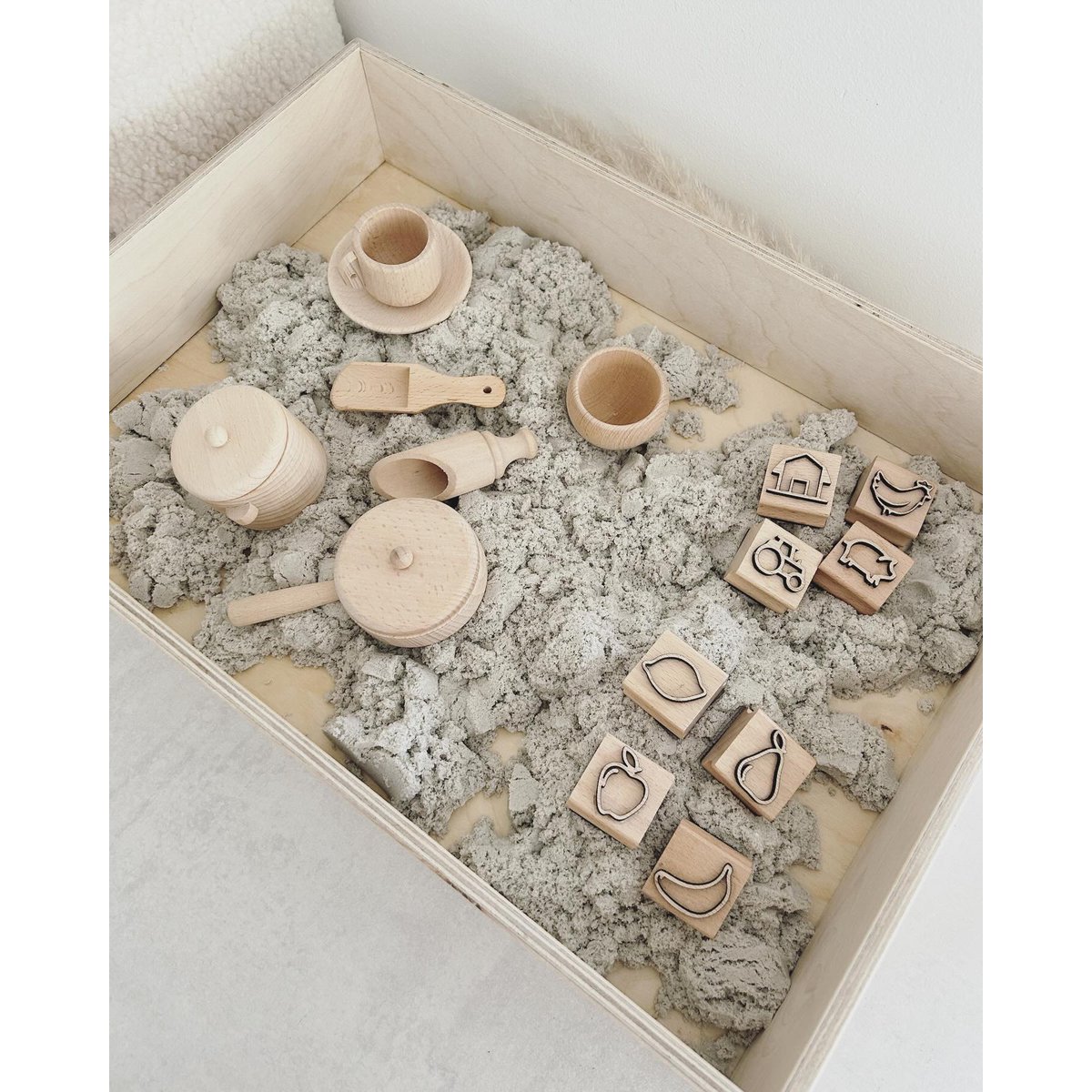 Sinnesspielkiste aus Holz · Ihr Logo