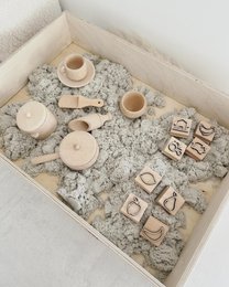 Caja de juegos sensoriales de madera · tu logo